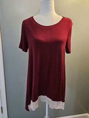 Zenana Signature Women’s Size Medium M Burgundy Lace-Hem Short Sleeve Top